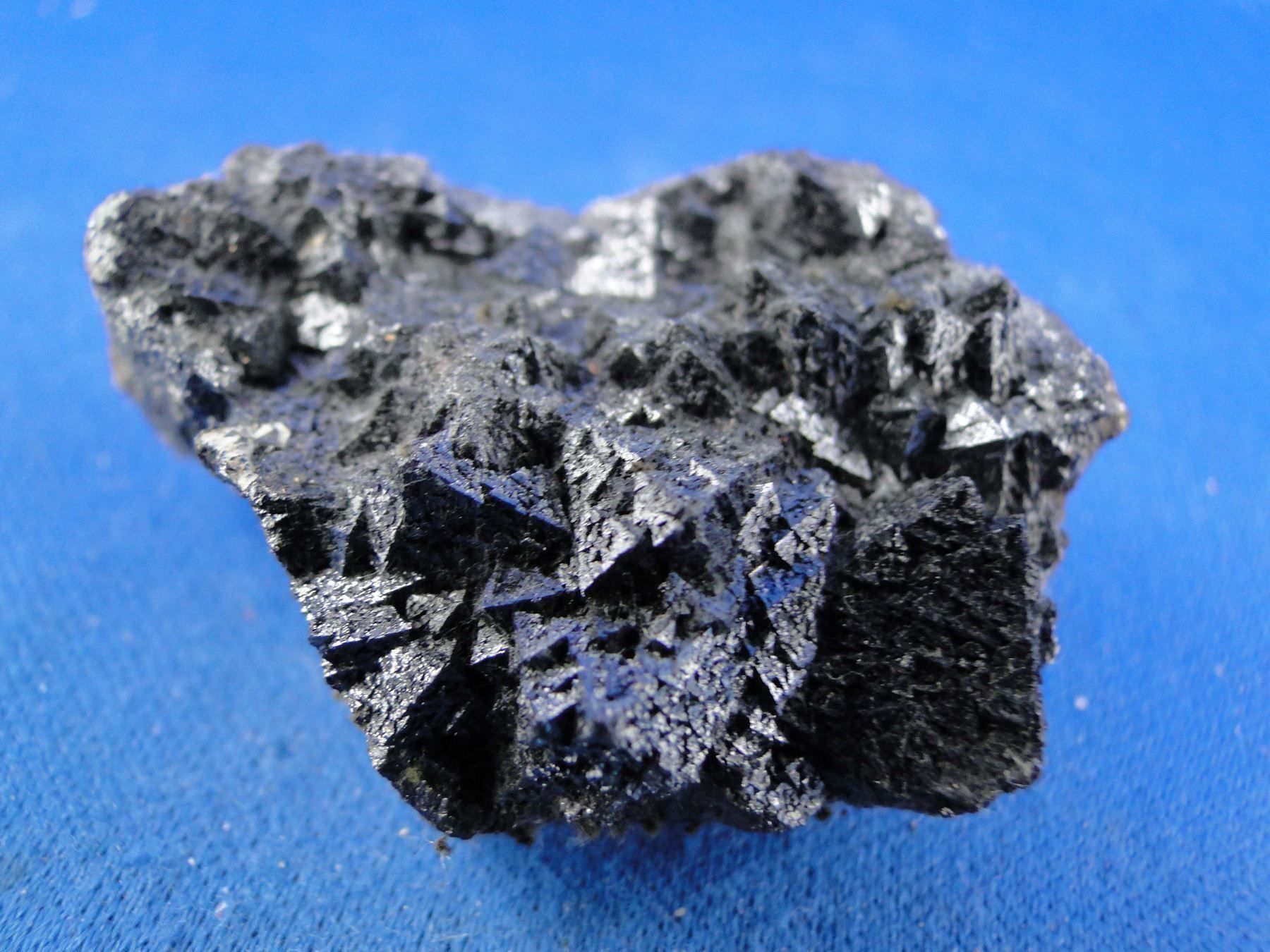 Minerali & Pietre curative: Hausmanit – Usato da Schinznach Bad venduto da Demerald 2