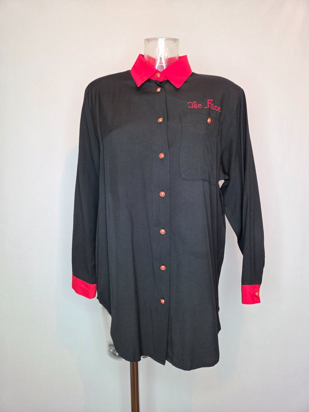 Camicette: 90er Bluse The Face schwarz rot 42 – Usato da Bern venduto da -Aniko-