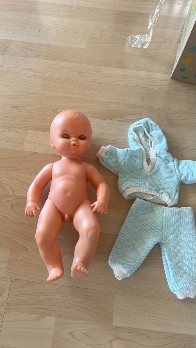 Puppen: Spielzeugpuppe mit Kleidung Set – Gebraucht aus Niederwangen BE von isa_h6cr