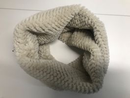 Flauschiger Schlauchschal in hellem beige