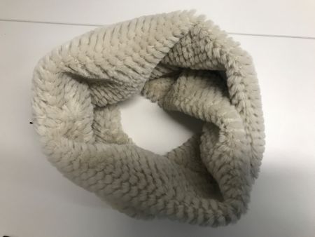 Flauschiger Schlauchschal in hellem beige