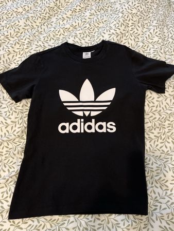 Schickes Adidas T-Shirt, Grösse S, Schwarz, Top Zustand!