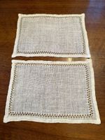 2 Leinen Deckchen weiss mit Stickerei gebraucht 23x17 cm