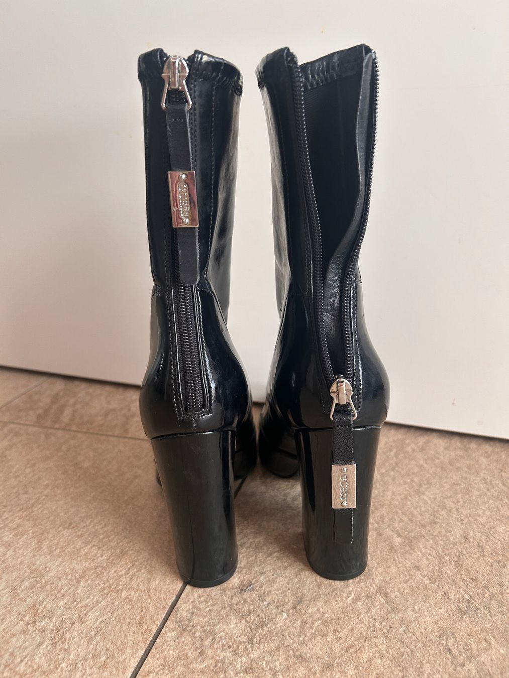 Damenschuhe: GUESS Lack-Stiefeletten Schwarz – Gebraucht aus Bönigen von zis_bnd7 2