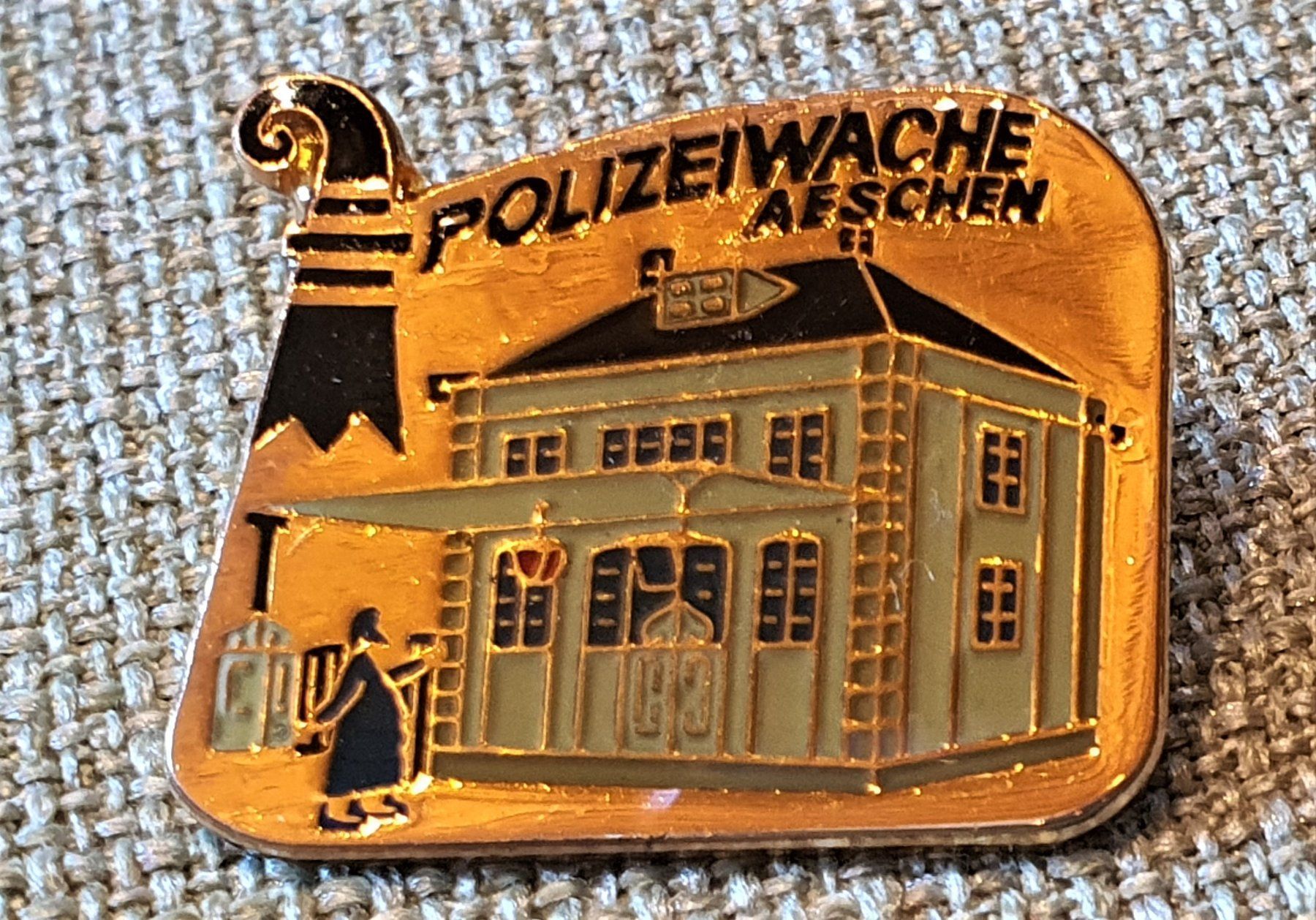 Plaketten & Abzeichen: L718 - Pin Basler Polizei Wache Aeschen / Aeschenplatz – Gebraucht aus Reinach BL von Boston-Verkauf