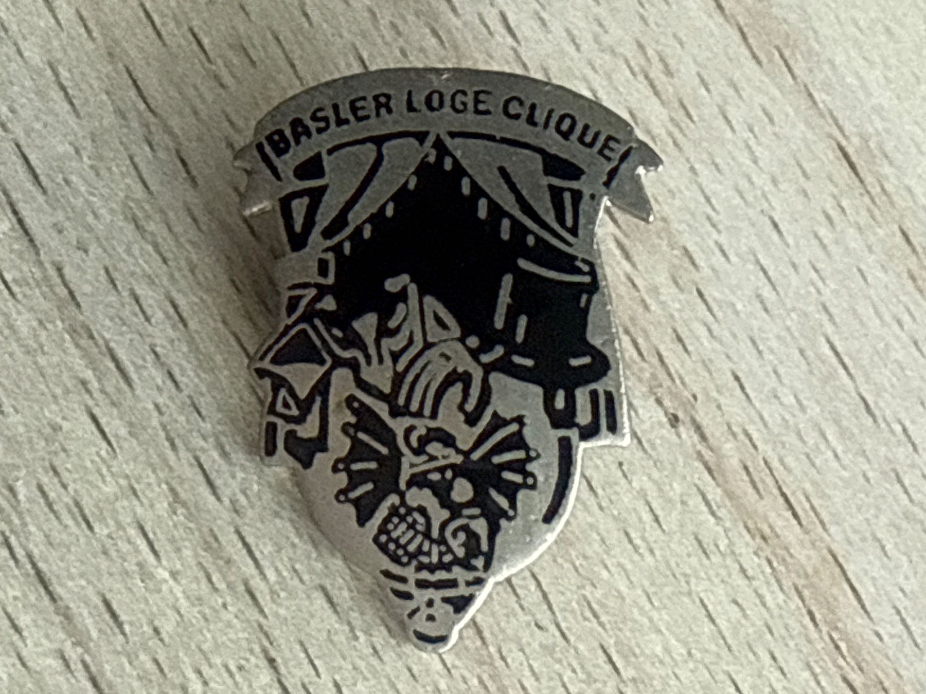 Placchette & Badge: Pin Basler Loge Clique – Usato da Glattbrugg venduto da Schweigmatt