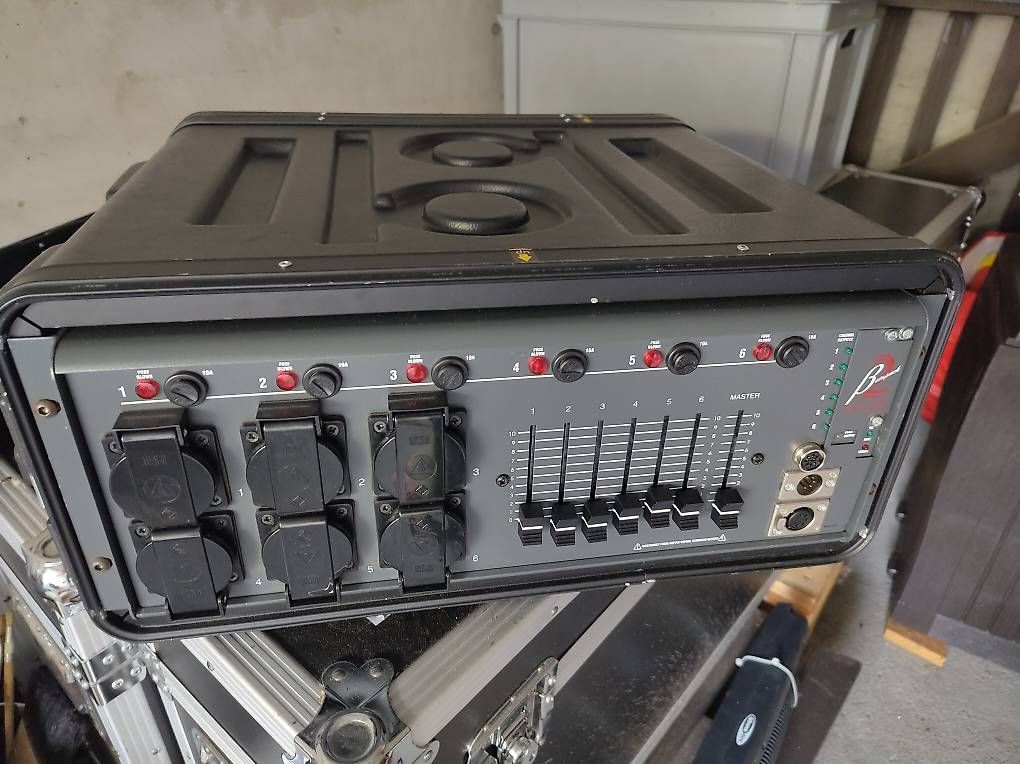 Console di mixaggio: Système d'éclairage complet Show master  – Usato da Meyrin venduto da Suermondt 2