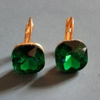 Elegante Ohrringe mit grünem Glasstein, goldfarben