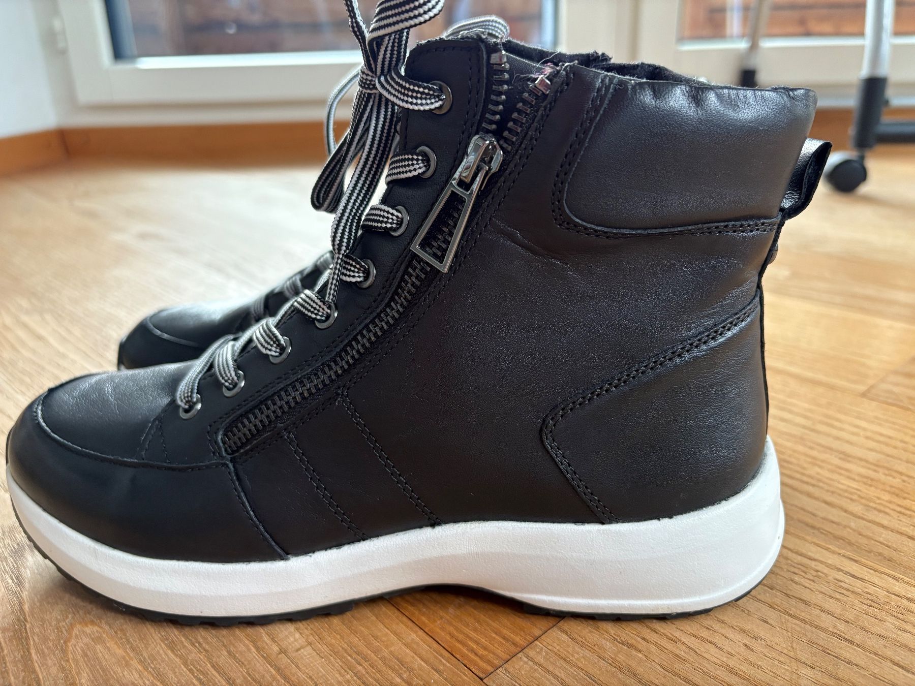 Scarpe da donna: Caprice Leder Stiefeletten Gr 39 – Usato da Uerkheim venduto da ruthb2112
