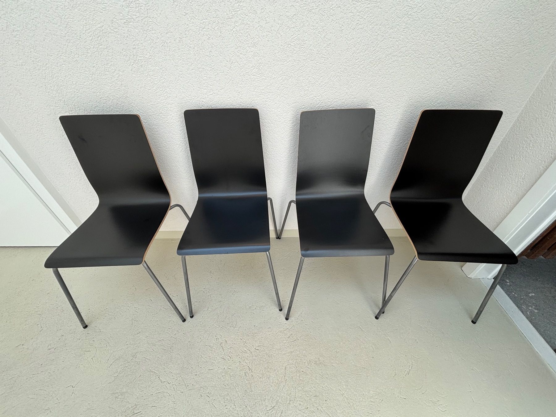 Ikea Sedie: 4 schwarze Stühle – Usato da Basel venduto da benzingg
