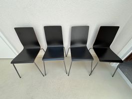 4 schwarze Stühle