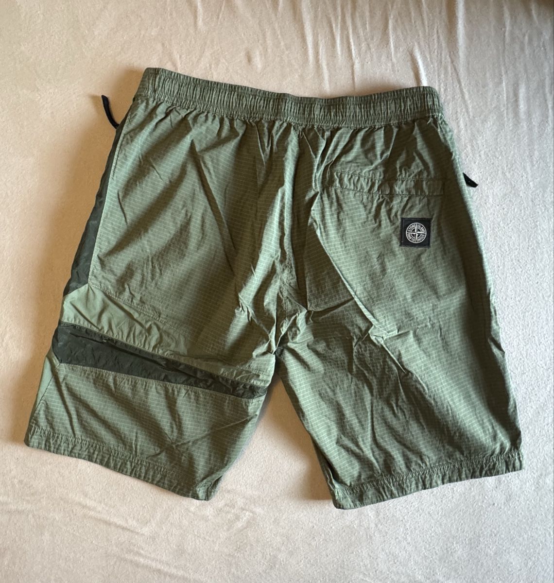 Stone Island Pantalons: Stone Island Short vert, taille L – D'occasion à Colombier NE par the_yq7x 2