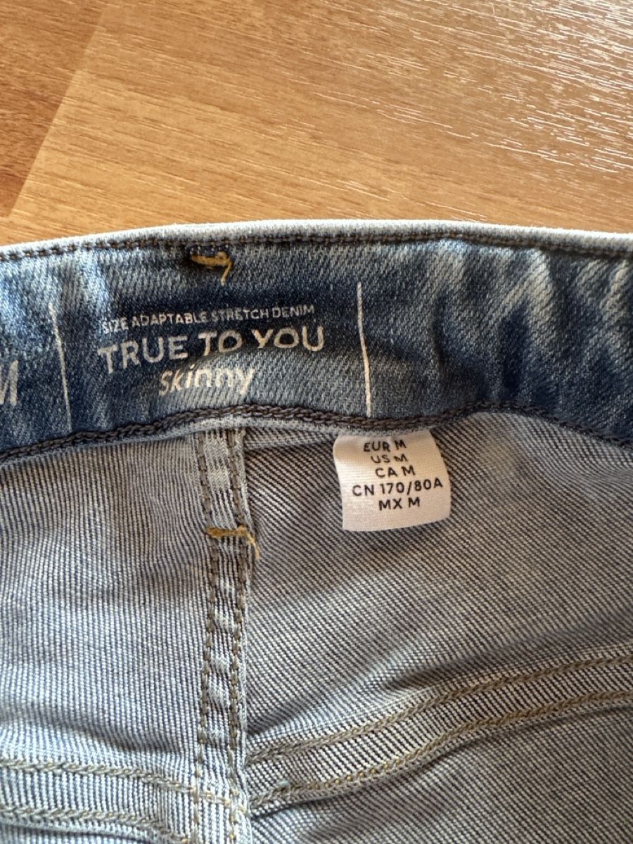 H&M Jeans: H&M Jeans, Gr. M, hellblau einf. Bundweite ca. 31 cm – Usato da St.Gallen venduto da maierm01 1