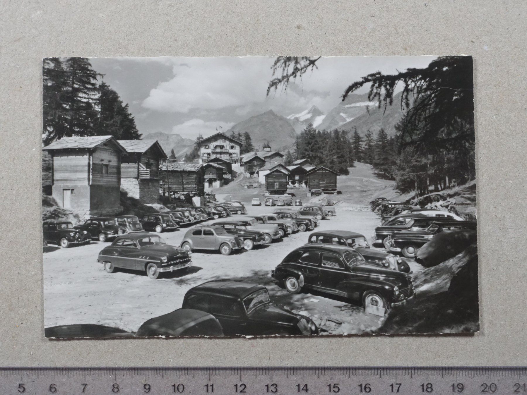 Cartoline postali: Saas-Fee, Autos, Oldtimer, Auto, Parkplatz, Rothorn – Usato da Lenzburg venduto da fh1