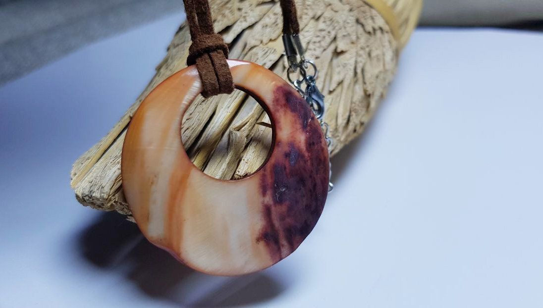 Catenine: Collier avec joli pendantif en nacre naturel Perlmuttkette – Usato da Montreux venduto da Art_et_antiquites 1