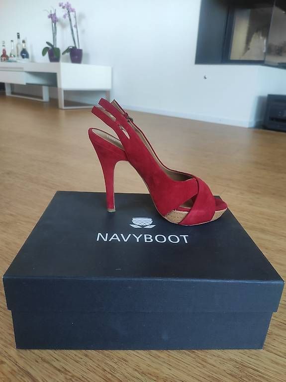Navyboot Scarpe da donna: Rote wildleder High Heels von Navyboot, Gr. 38 – Nuovo (secondo la descrizione) da Männedorf venduto da Plrt 3