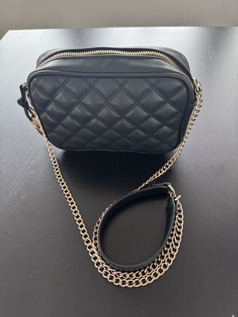 Schwarze Umhängetasche mit Goldkette - Top Zustand!