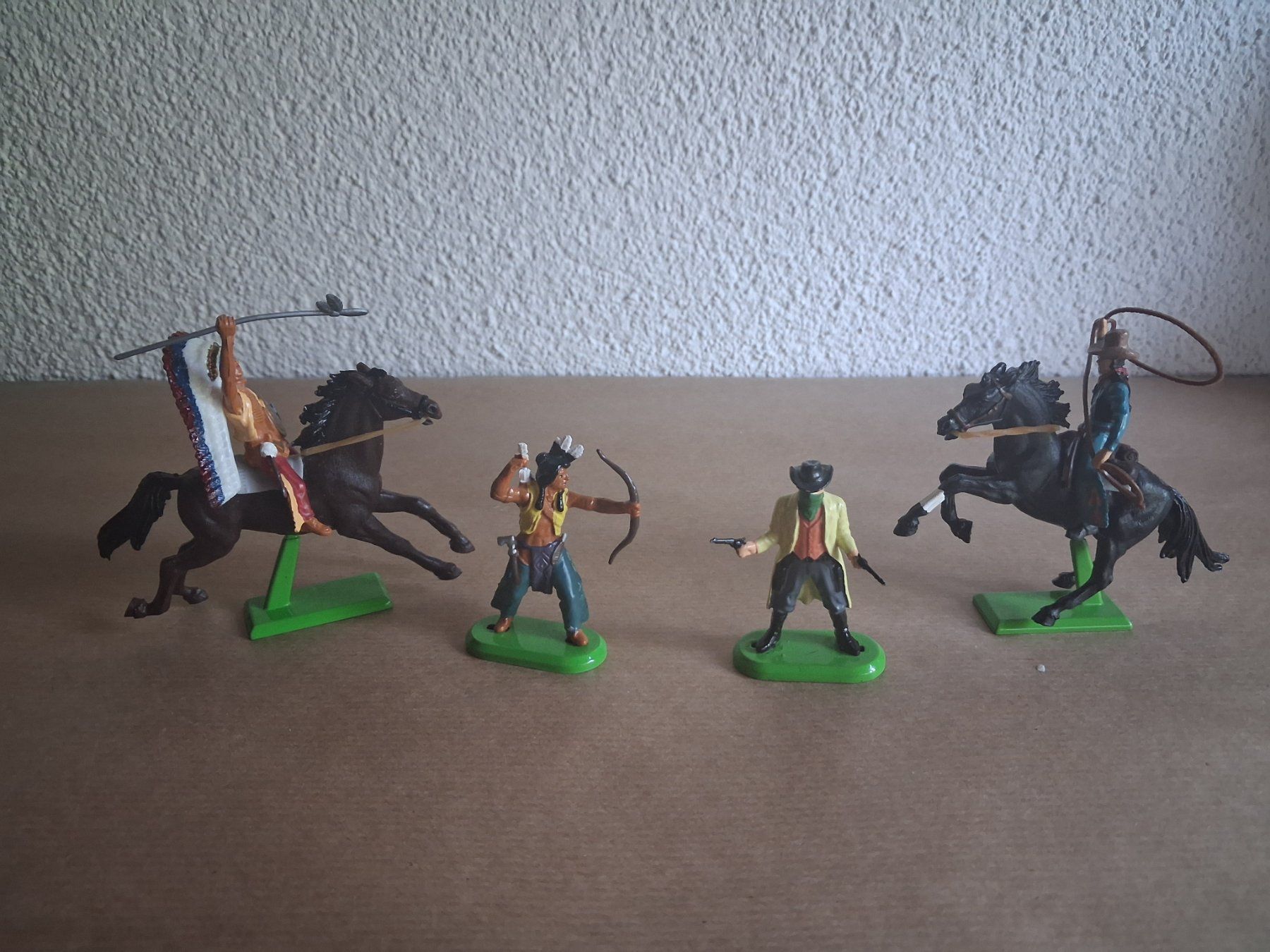 Britains Giocattoli: 4 Britains LTD 1971 Cowboy & Indianer. Ab 1.- – Usato da Hagendorn venduto da siwasi3