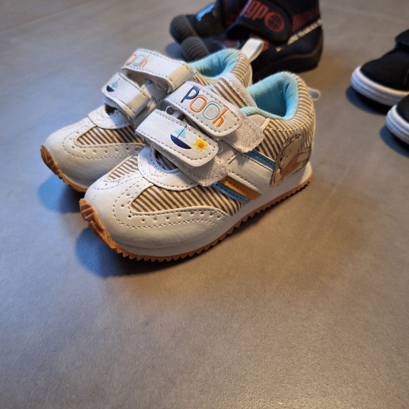 Chaussures garçon: 3 Paar Kinderschuhe Grösse 22 (Adidas, Disney Cars und Pooh) – D'occasion à Märstetten par activemember 1