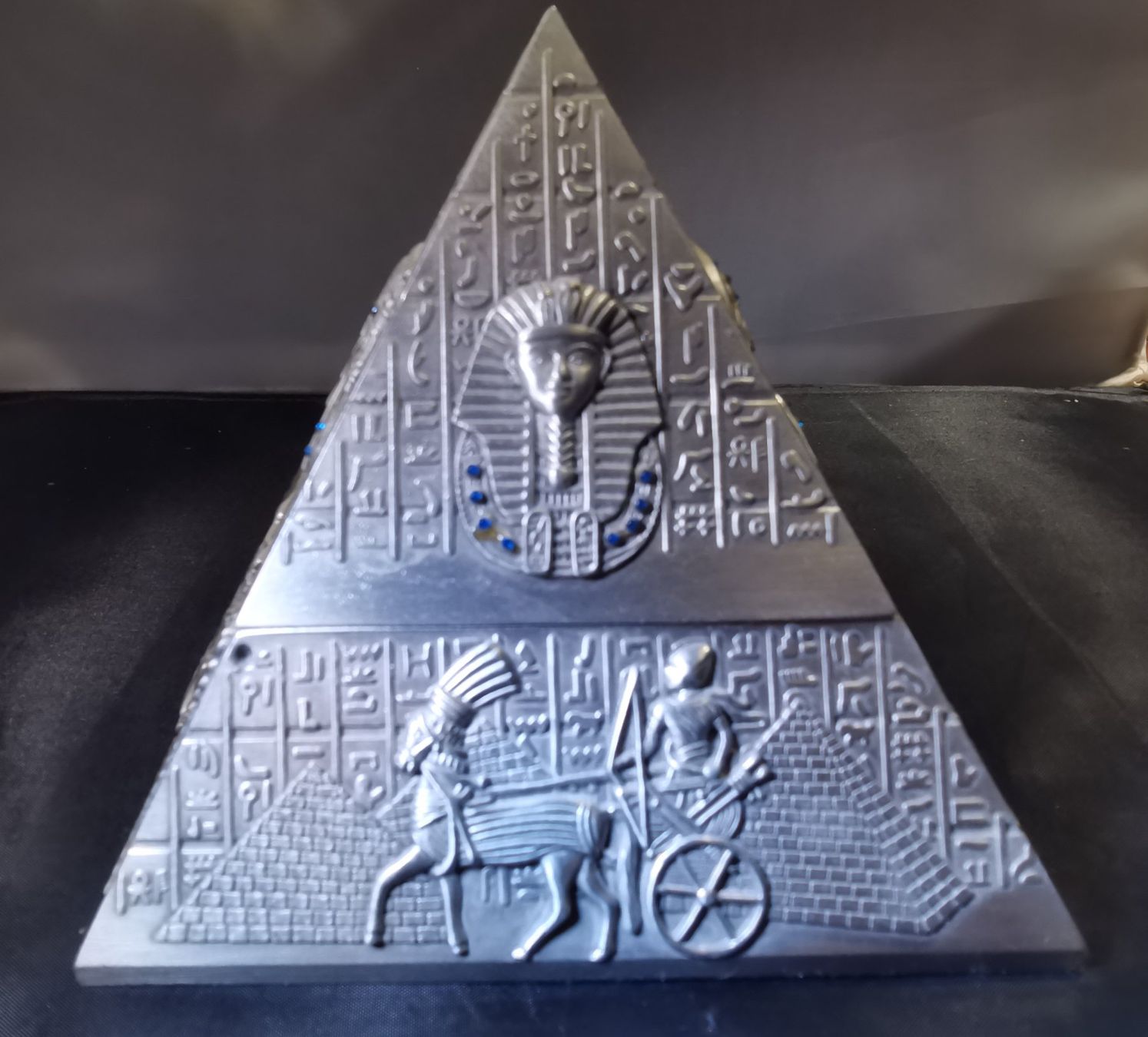 Aschenbecher: Pyramiden-Aschenbecher – stilvoll & einzigartig – Gebraucht aus Suhr von Brocki-Suhr 1