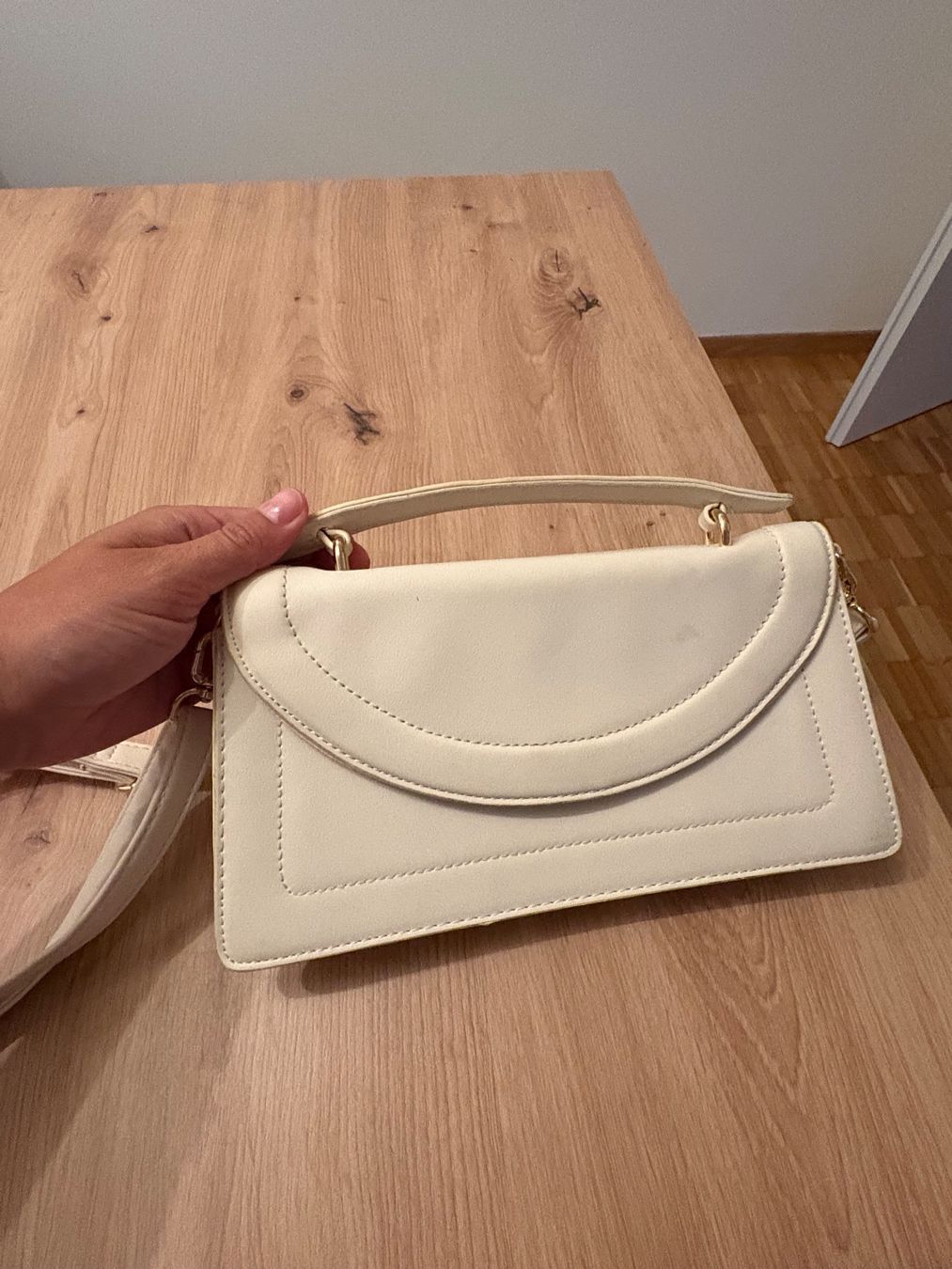 Taschen für Damen: Handtasche weiss mit Schulterriemen – Gebraucht aus Kloten von swarovski16 1