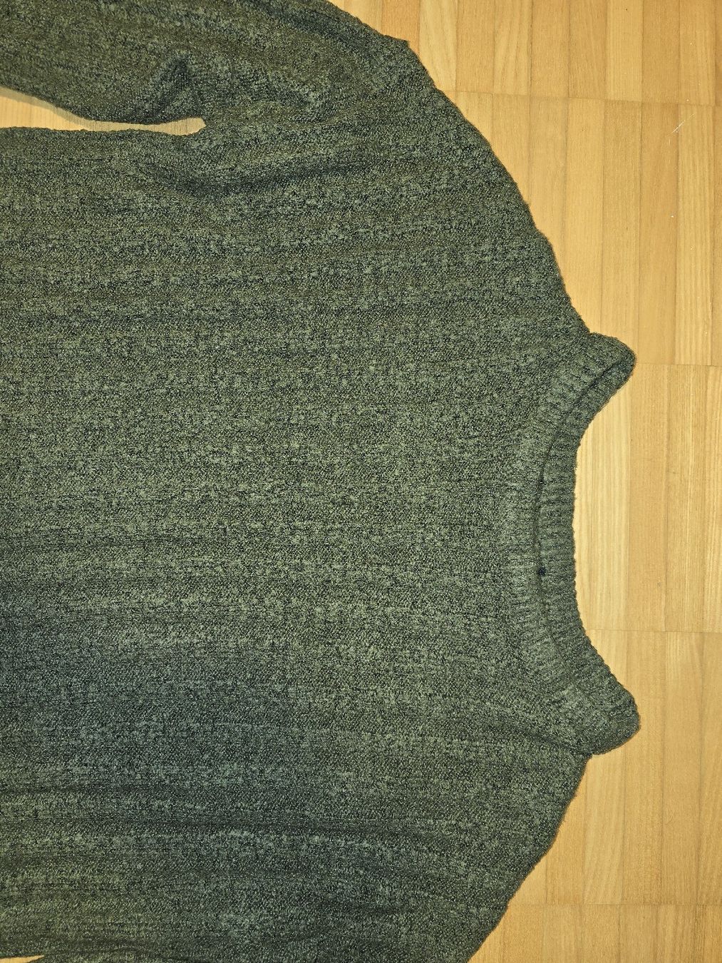 Pullover & Sweatshirts: Warmer Strickpullover in Olivgrün, Grösse XS – Gebraucht aus St. Gallen von A.W.128 1