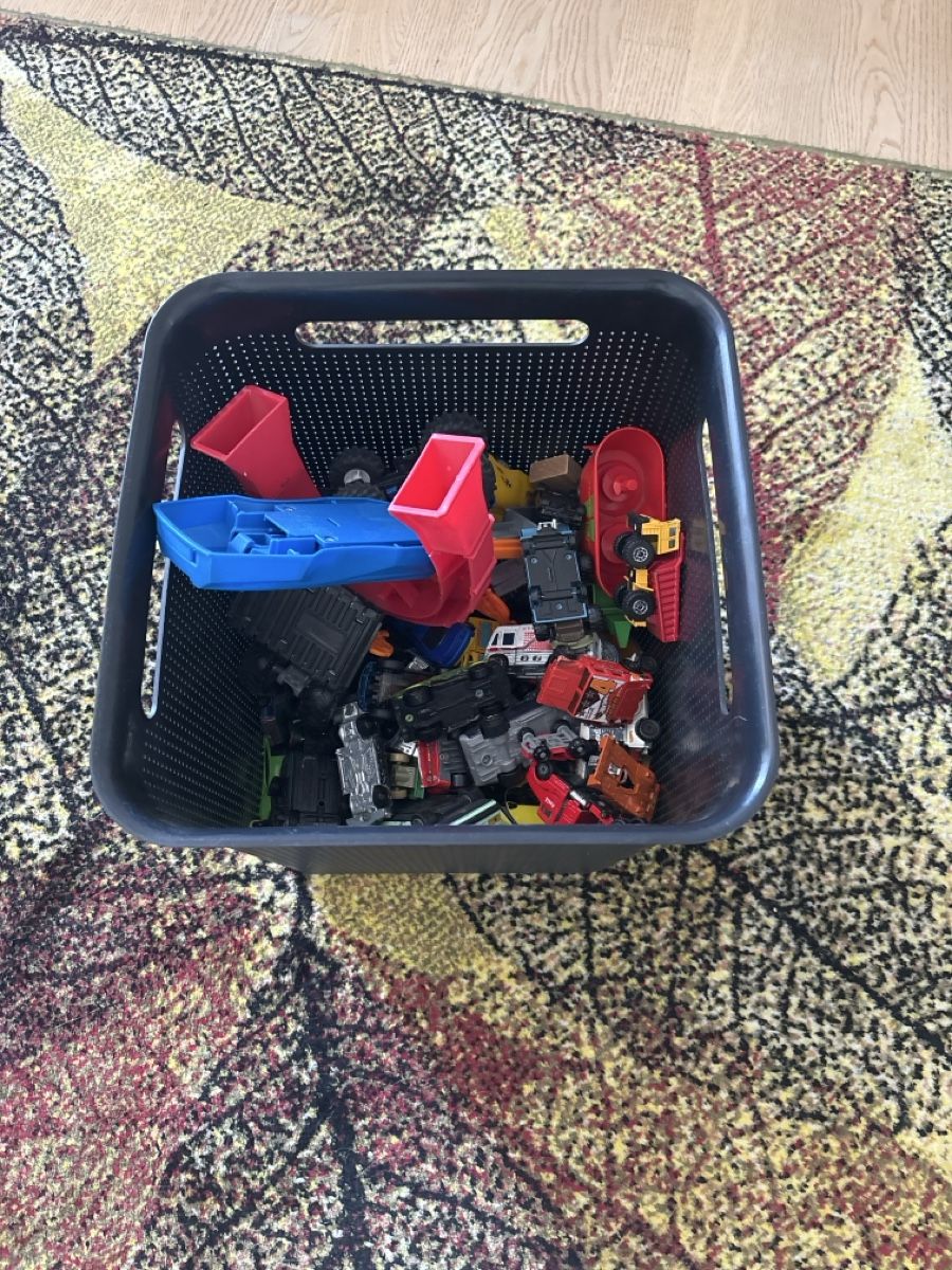 Spielzeuge: Sehr viele Autos mit Rampen  – Gebraucht aus Wallisellen von Soko777