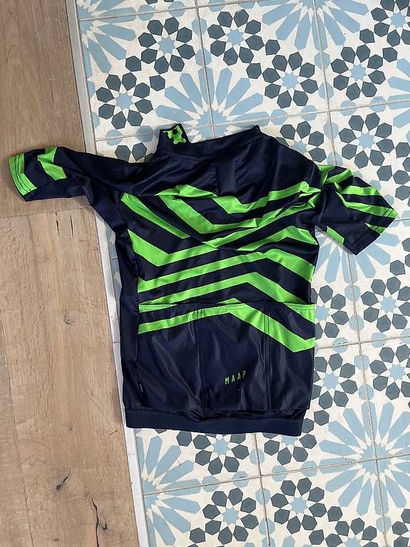 Canottiere & Pantaloni: Zwei Radtricots Grösse S Rapha und Maap auch einzeln – Usato da Steinmaur venduto da Gwoelb-Weine 4