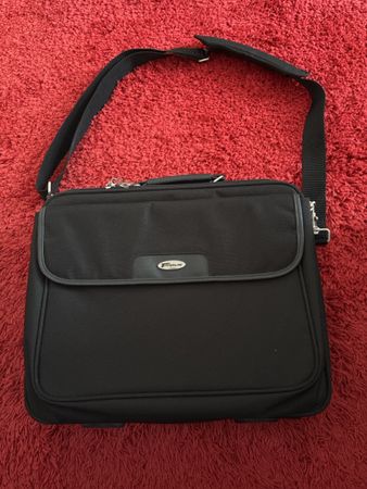 Schwarze Laptoptasche / Aktentasche mit Tragegurt, Top!