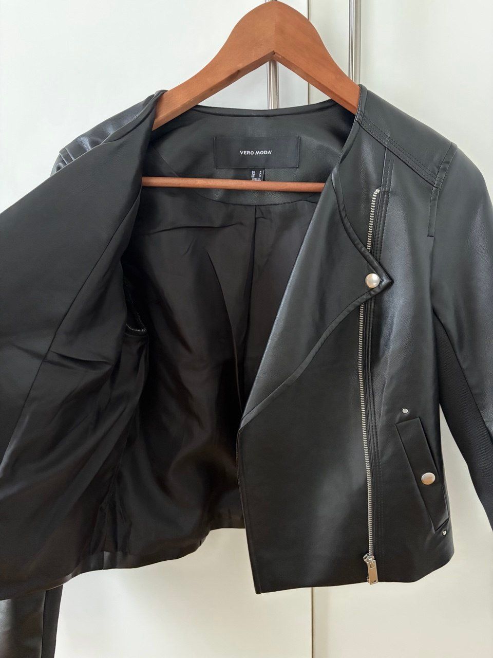 Vero Moda Giacche: Vero Moda Kunstlederjacke – Nuovo (secondo la descrizione) da Neuenegg venduto da rom_2gwp 1