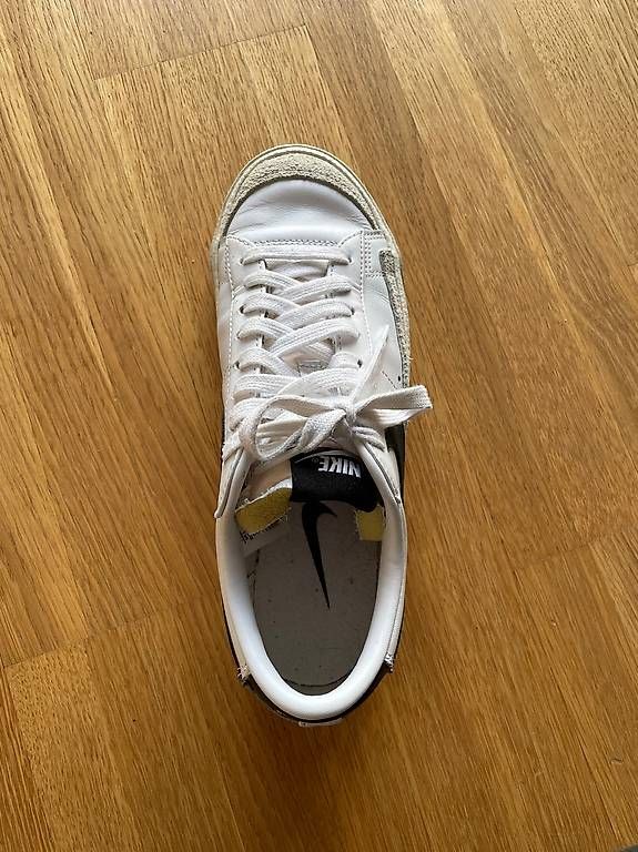 Nike Scarpe da donna: Basket Nike Blazer Low '77 blanche – Usato da Pully venduto da jul_tp8w 4