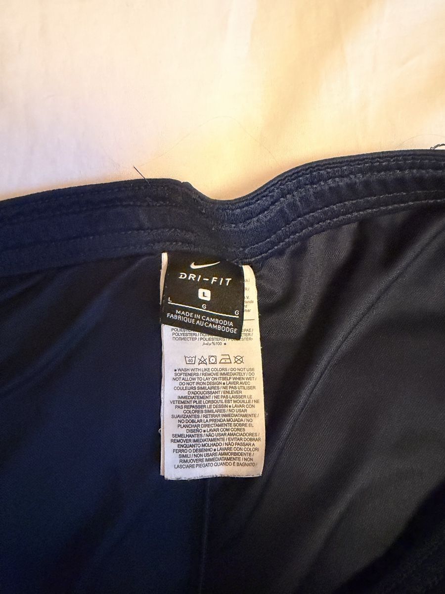 Nike Pantaloni: Short Nike unisexe – Nuovo (secondo la descrizione) da Yverdon-les-Bains venduto da DellanegraJ 2