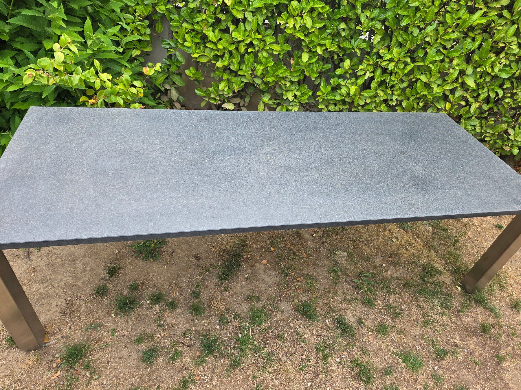 Tables: Granittisch schwarz mit Chromgestell auf Rollen – D'occasion à Lenzburg par Supertoni72 1