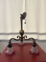 Deckenlampe Messing mit drei rosa Glasschirmen antik