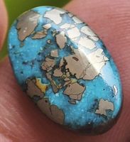 Cabochon L-8317 – Pyritisierter Türkis 17x11x3 mm ca.7 Karat
