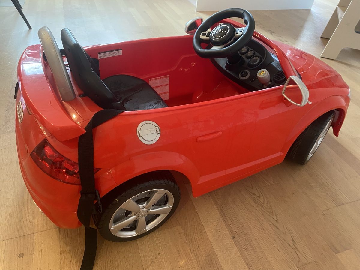 Véhicules pour enfants: Audi TT RS Plus Kinderfahrzeug rot  – D'occasion à Wald ZH par Seller_8 1