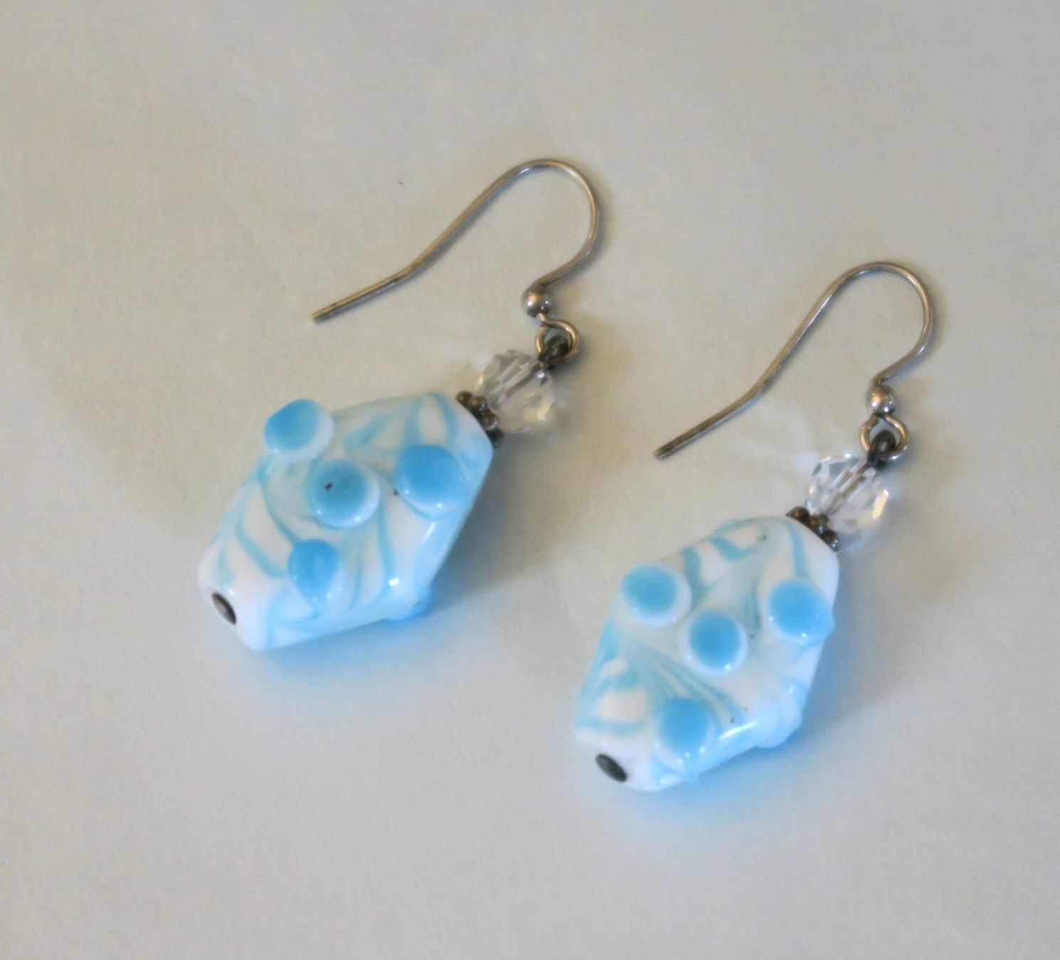 Orecchini pendenti & Orecchini a lobo: Ohrhänger mit Glasperlen, weiss/blau – Usato da Brittnau venduto da marlenestone 2