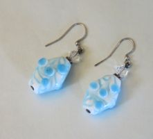 Ohrhänger mit Glasperlen, weiss/blau