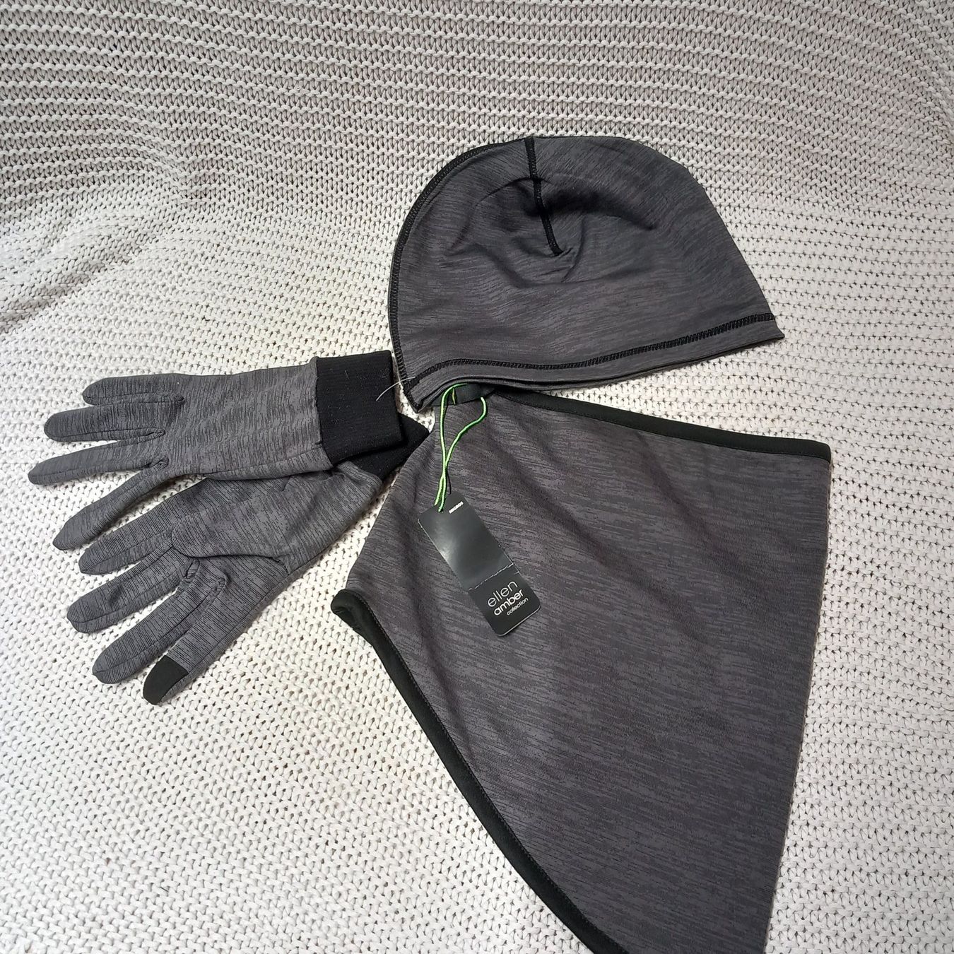 Lotti di vestiti: Set NEU Ellen Amber Mütze, Buff, Handschuhe – Nuovo (secondo la descrizione) da Gwatt (Thun) venduto da umwelt-brocki