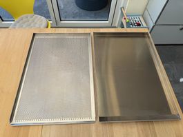 Backbleche und Handschuhe der Fa. Häussler