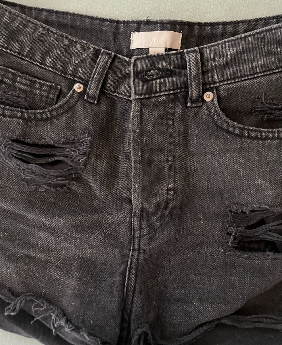 H&M Pantaloni: Shorts schwarz – Usato da Möhlin venduto da eny_lsk7 1