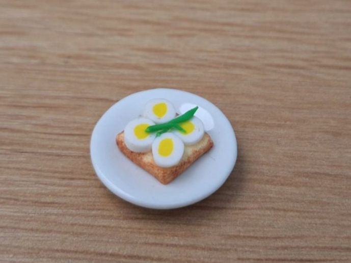 Puppenhäuser & -möbel: Ei Canape auf Keramik Teller, Handmade – Neu (gemäss Beschreibung) aus Zürich von HandmadeTinyFood