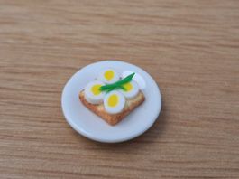 Ei Canape auf Keramik Teller, Handmade