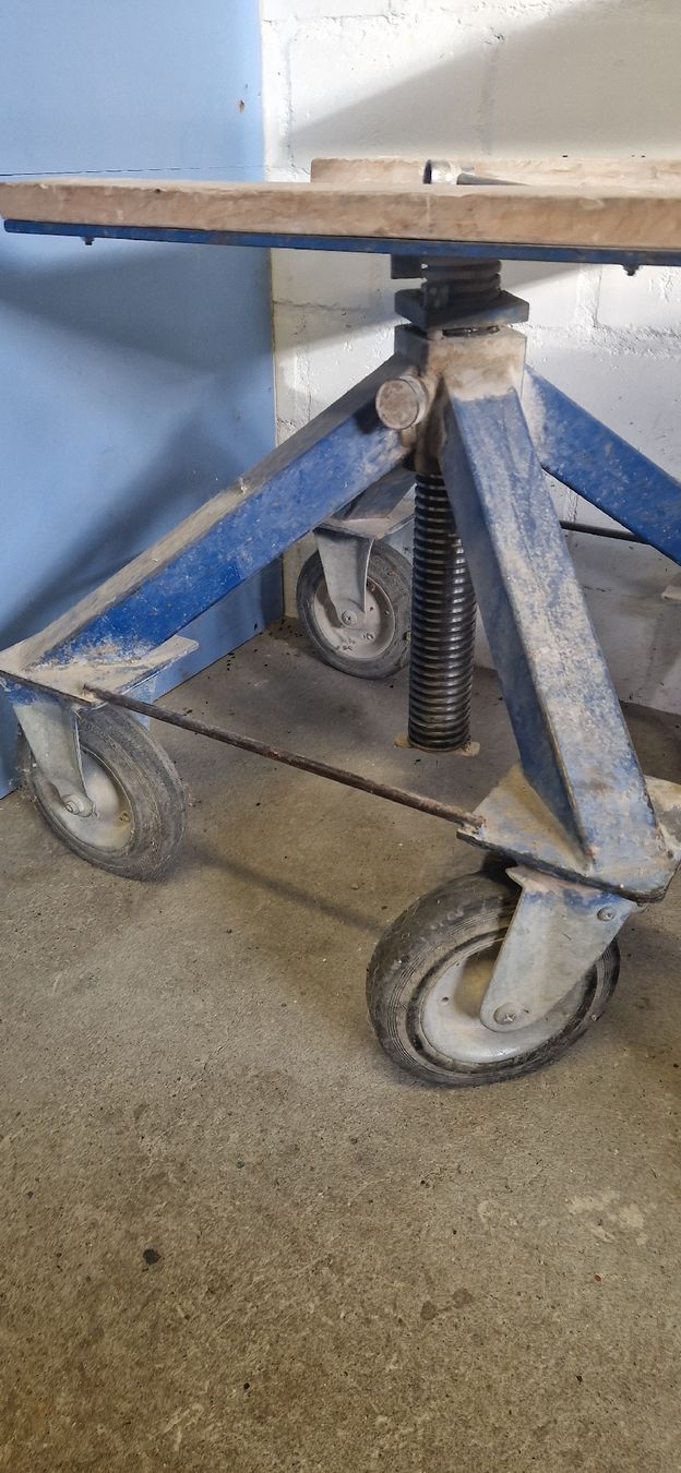 Werkbänke: Arbeitsbock höhenverstellbar, 2 Stück – Gebraucht aus Schalunen von  3