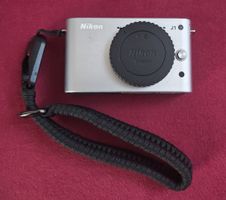 Nikon J1 + 4 Objektive + viel Zubehör
