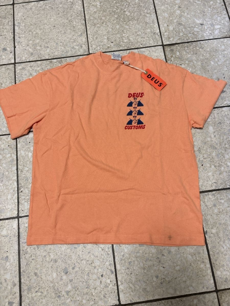 T-Shirts: Deus T-Shirt orange Grösse L mit Flecken – Neu (gemäss Beschreibung) aus Zürich von Nonas1996