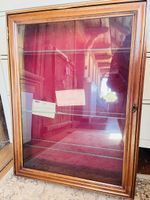 Vitrine Holrahmen roter Samt mit Spiegel H86 B57 T13