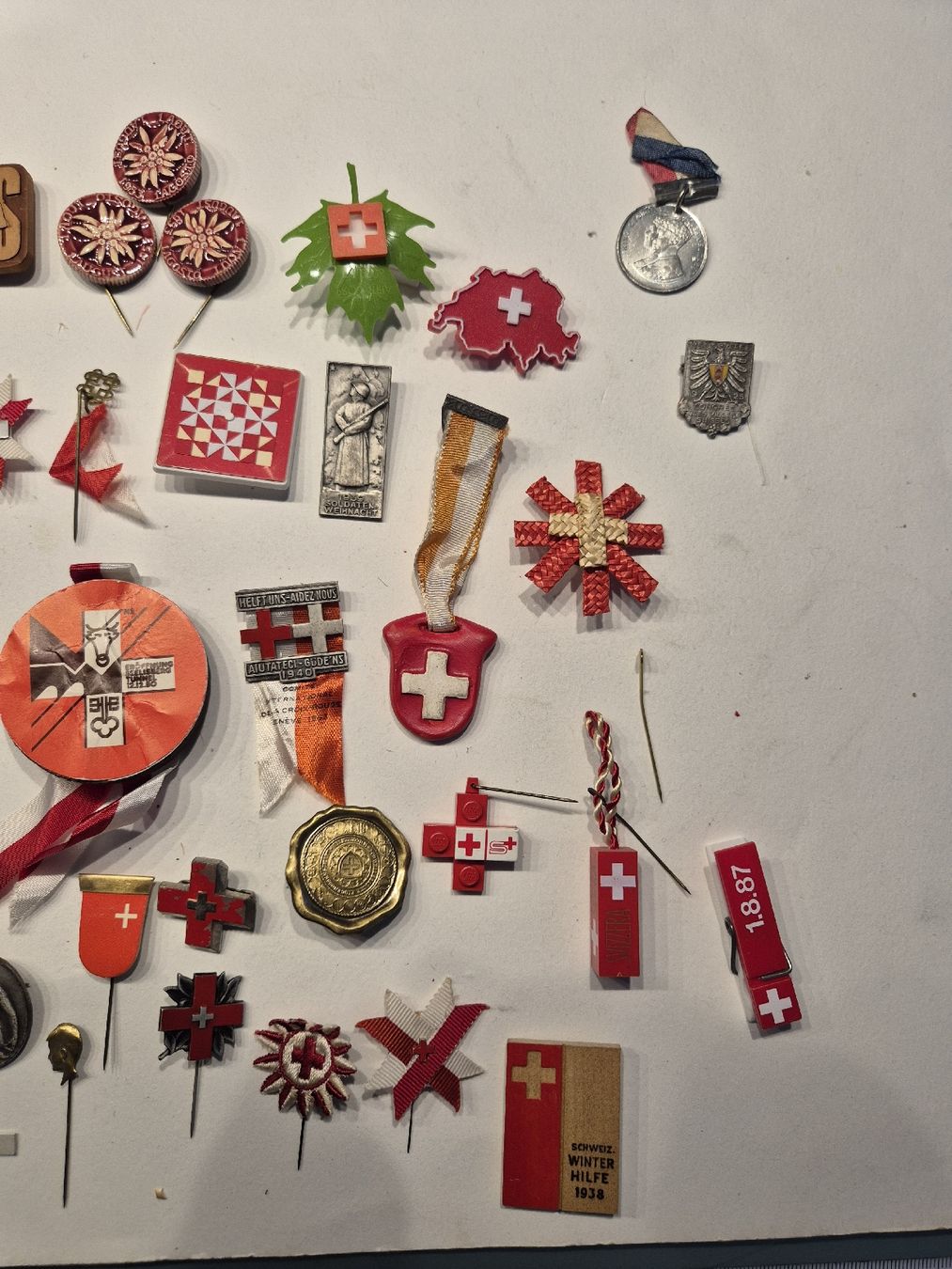 Swiss Placchette & Badge: Sammlung Schweizer Abzeichen Pins Medaillen 1. August Armee – Usato da Russikon venduto da eunicetungol 1