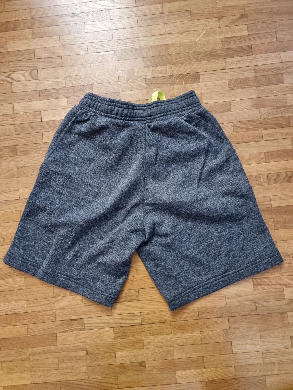 Adidas Pantaloni: Short sport gris Adidas pour Ado – Nuovo (secondo la descrizione) da Veyrier venduto da Leilazizou 1