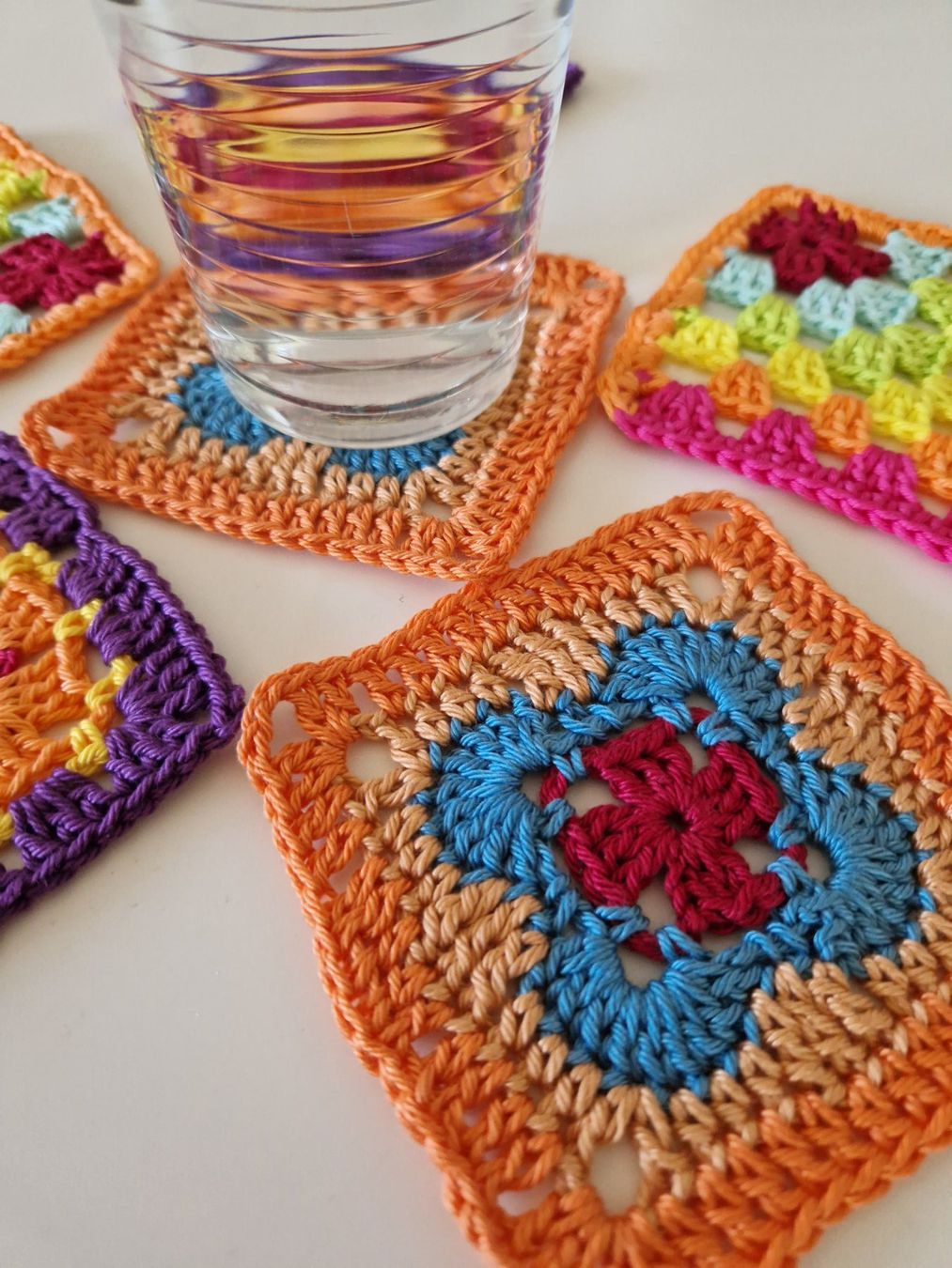 Tutte le decorazioni: 6 Coaster Untersetzer Granny 'Bloom' gehäkelt handgemacht – Nuovo (secondo la descrizione) da Neuhausen am Rheinfall venduto da Alchimista 6